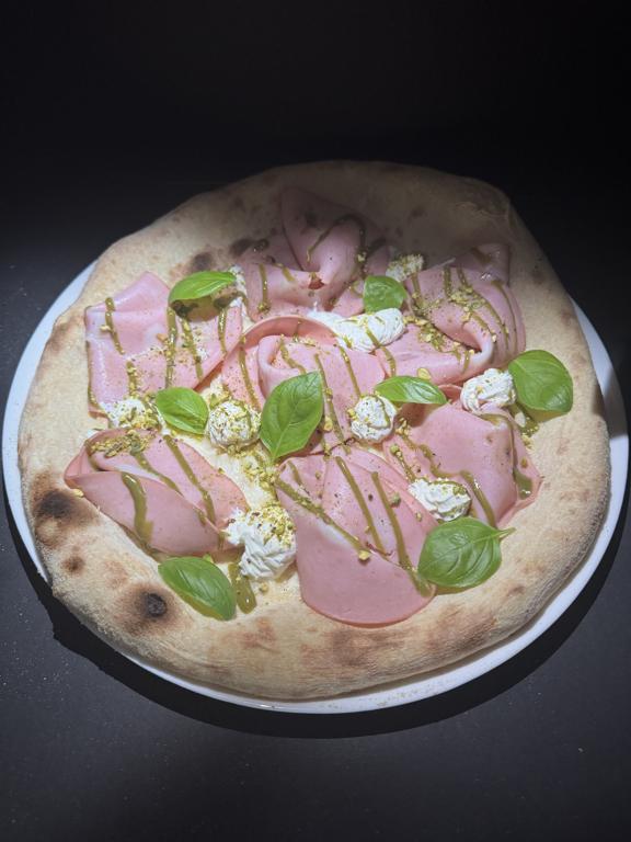 Pizza Mortadella e Pistacchio